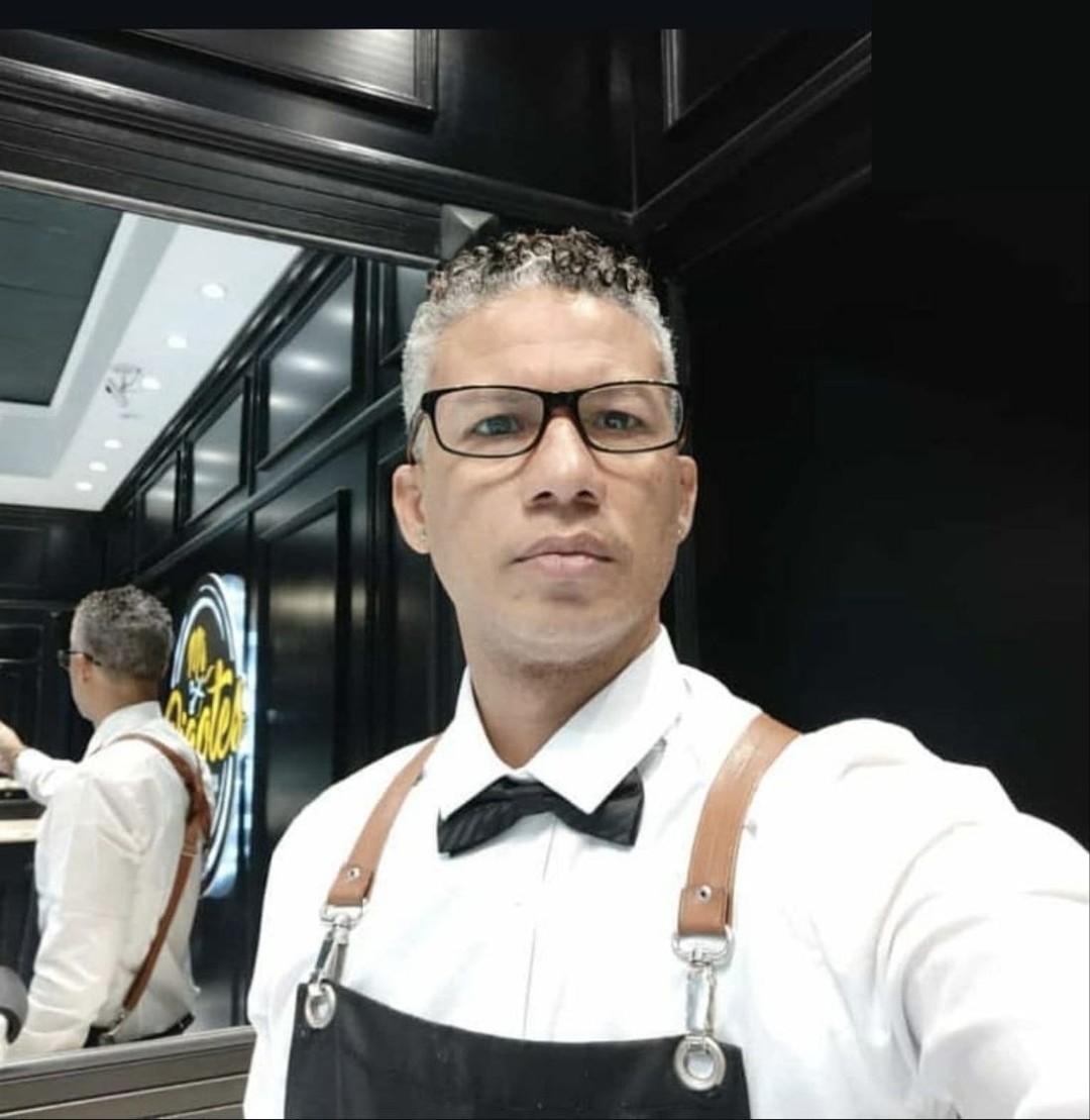 Elvyn, barbero con 35 años de oficio y creador de BarberOS