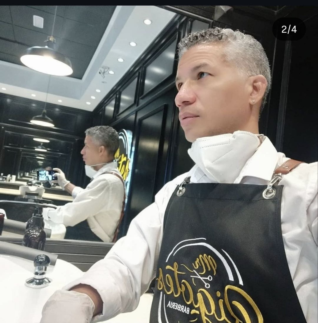 Elvyn trabajando en la barbería